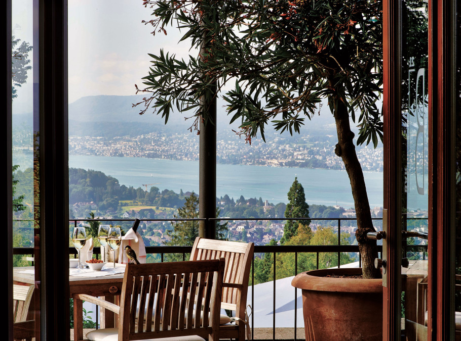 Balkon mit Aussicht über Zürich