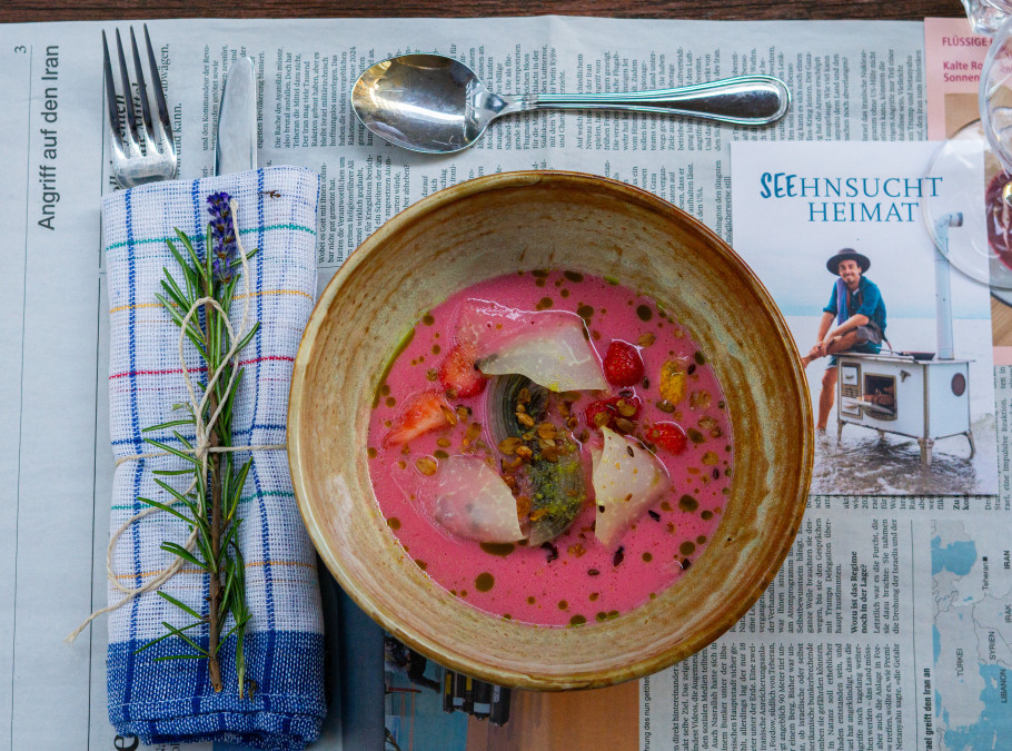 Schüssel mit Dessert von oben