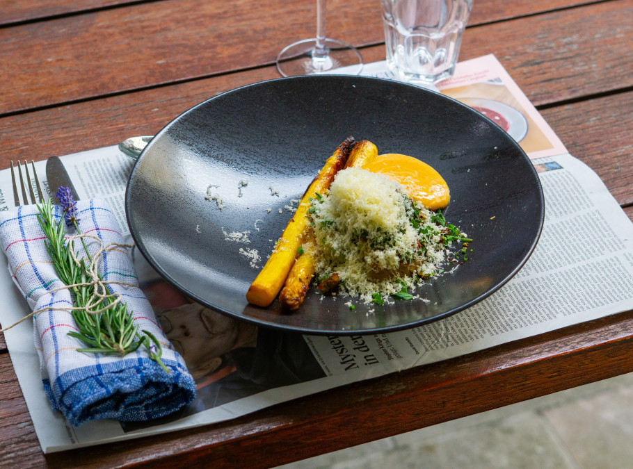 Weisser Spargel mit gelben Gewürzen und Käse