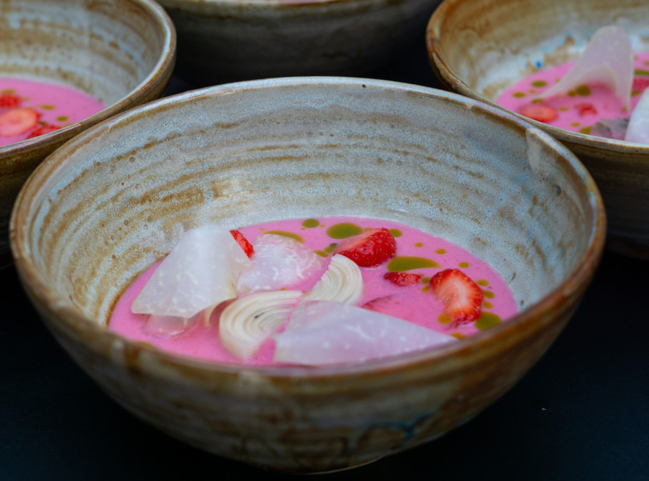 Schüssel mit pinker Sauce