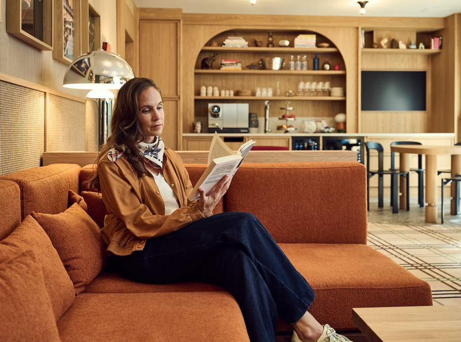 Gemütliche Hotellobby mit Frau auf  einem Sofa