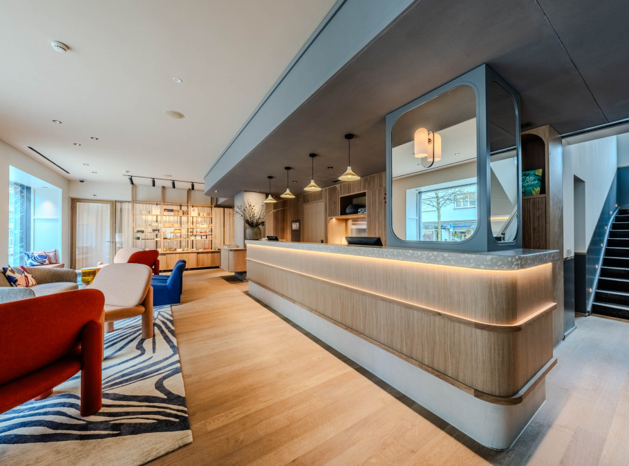 Helle Hotelloby mit Lounge