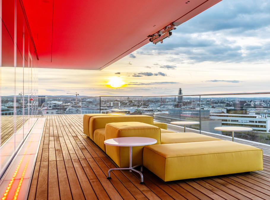 Aufnahme Rooftop Terrasse mit Couchmöbeln