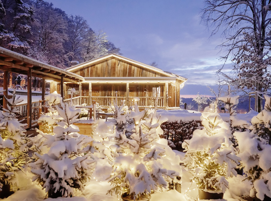 Aussenaufnahme des verschneiten Chalet Züriberg