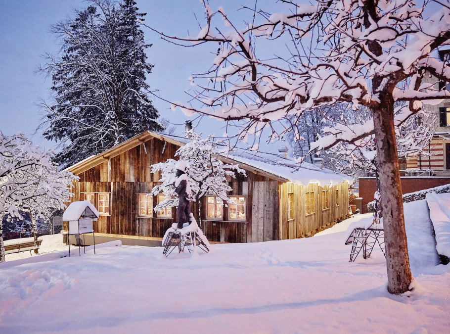 Aussenaufnahme des verschneiten Chalet Züriberg