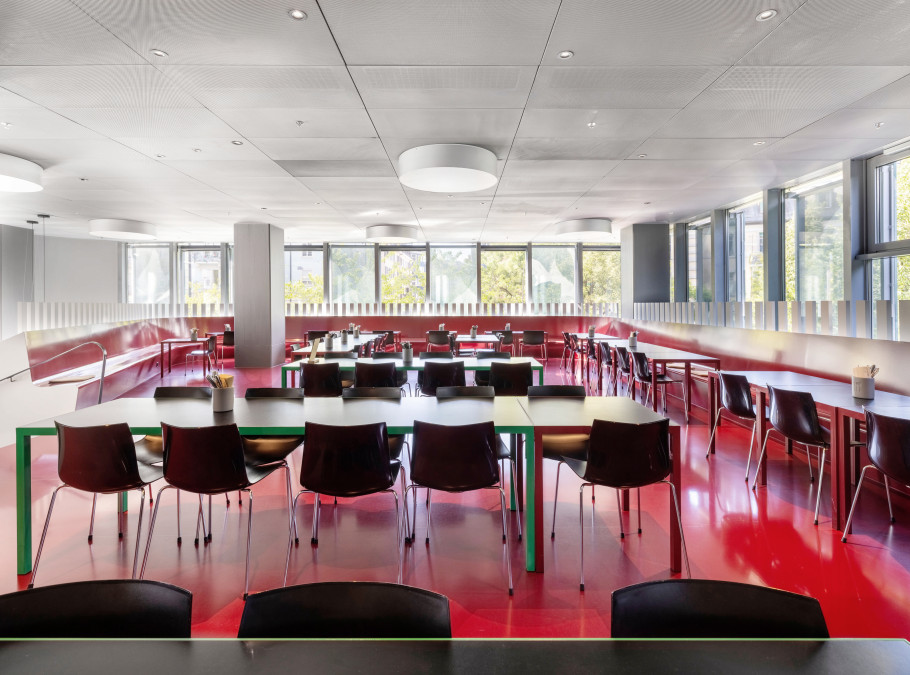 Tische und Stühle im Restaurant Flavour Kitchen