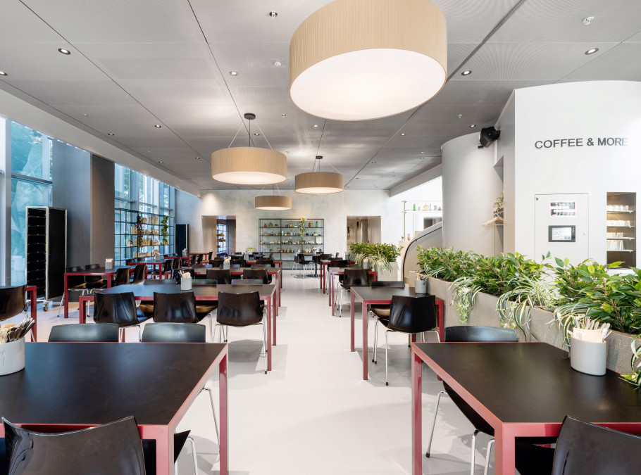 Bestuhlte Tische im Restaurant Flavour Kitchen