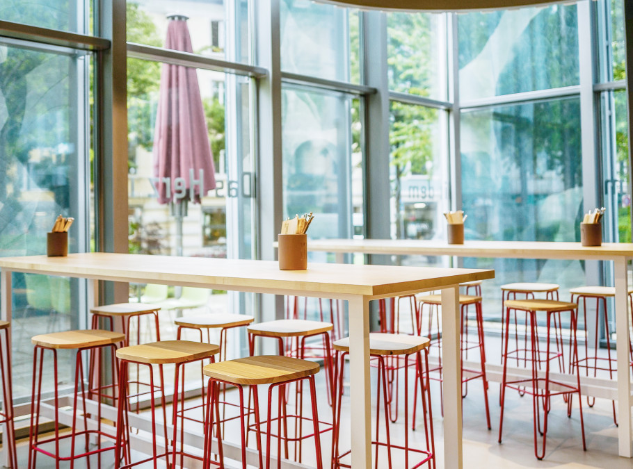 Stehtische mit Stühlen und grosse Fensterfront im Flavour Kitchen Werd