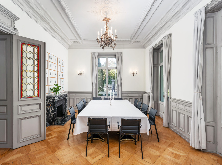 Aufnahme eines Raums mit Tisch und Stühlen