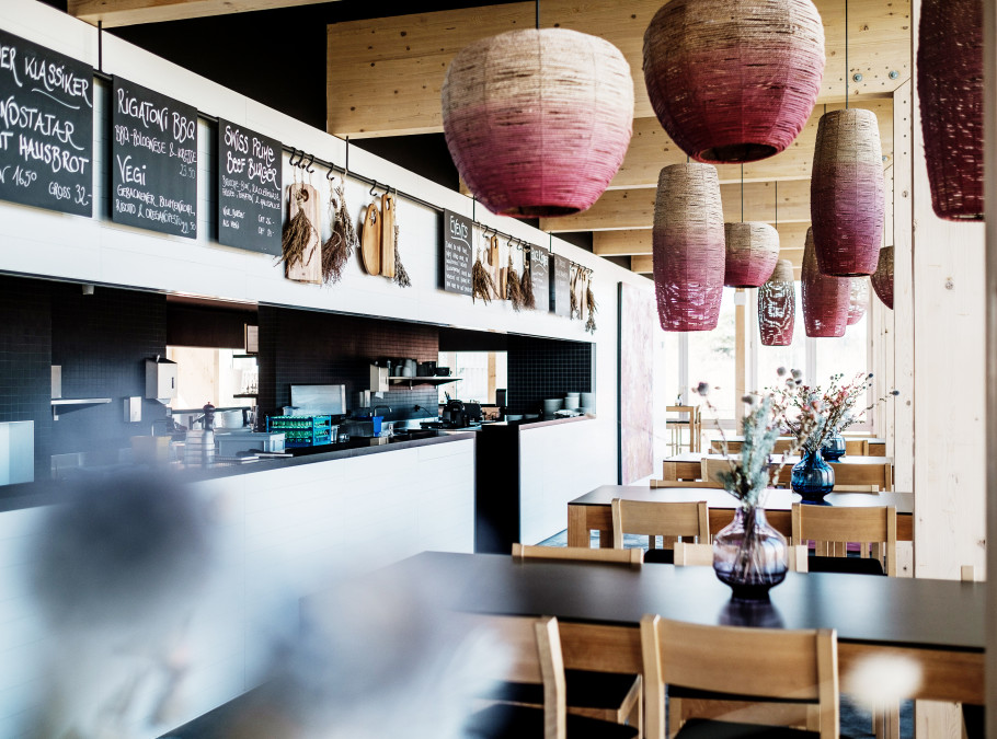 Aufnahem der Küche und der Tische im Restaurant Bellavista
