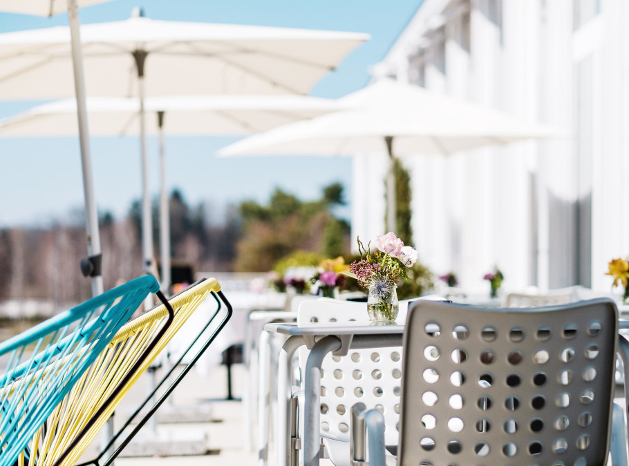 Nahaufnahme der Möbel auf der Terrasse des Restaurants Bellavista
