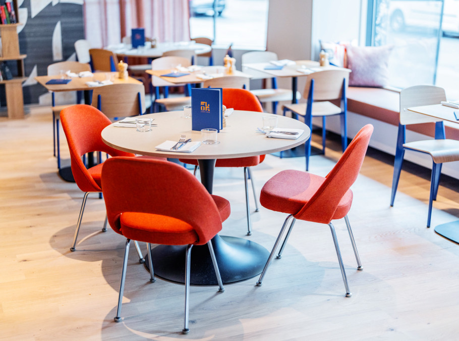 Ansicht Gastraum mit Inneneinrichtung in der Café Bar Flor im Seefeld Zürich