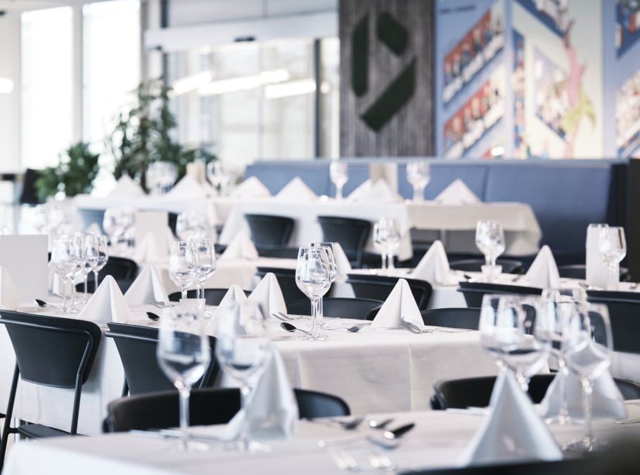 Ansicht Eventlocation im Technorama Winterthur mit elegant eingedeckten Tischen