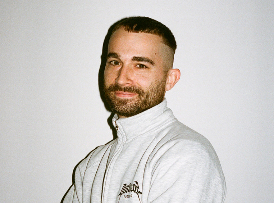 Mann in grauem Hoodie mit Mütze
