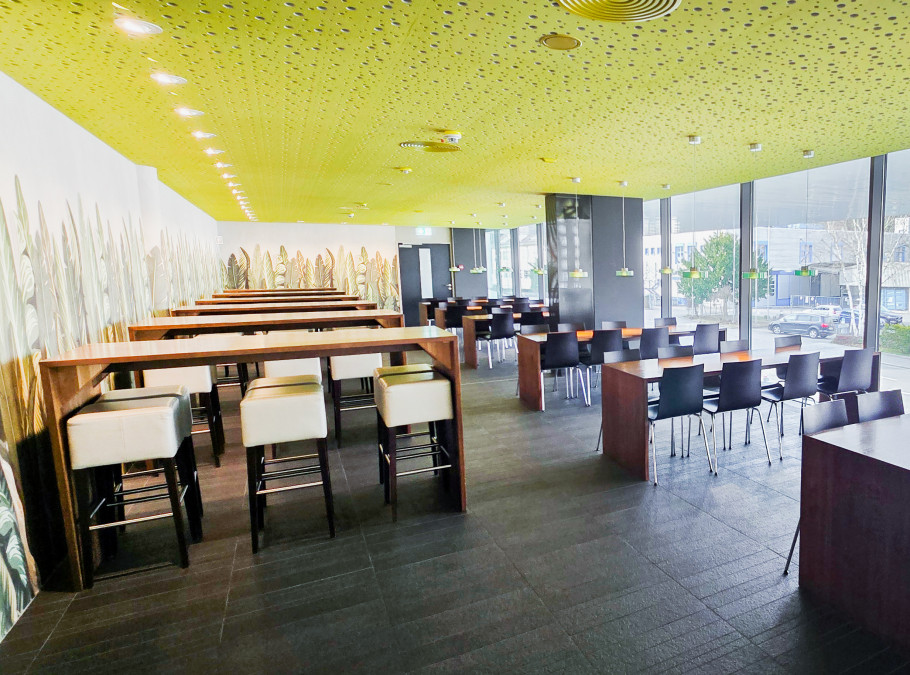 Ansicht der Einrichtung im ZFV Restaurant Parkside mit grosser Fensterfront