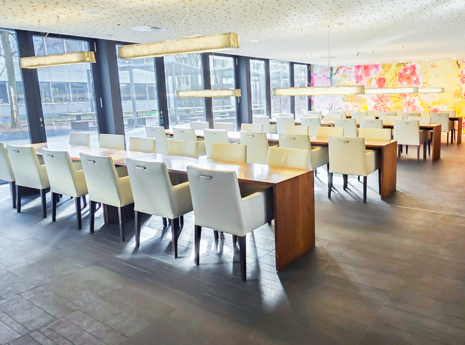 Bestuhlung im ZFV Restaurant Parkside für einen Event mit hellen Ledersitzen