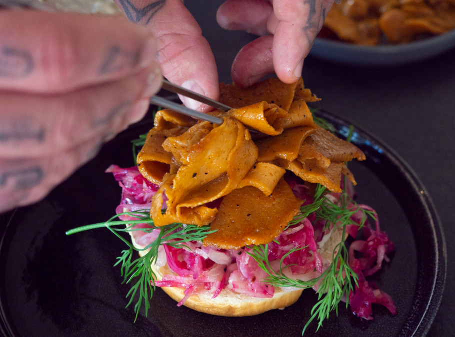 Döner angerichtet auf einer Brothälfte