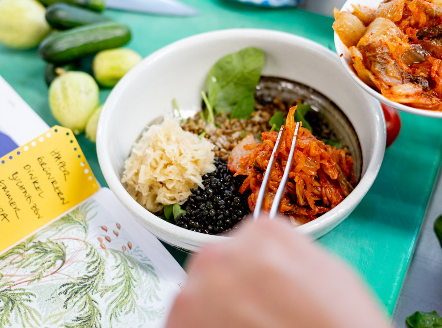 Anrichten einer asiatischen Bowl