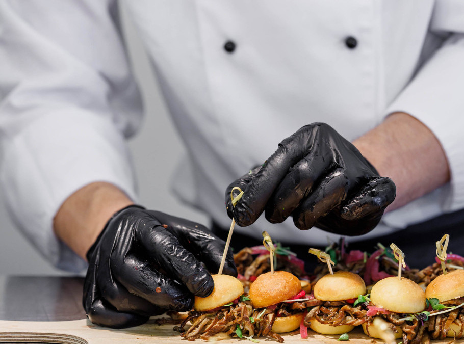 Cateringkoch präpariert Mini-Burger