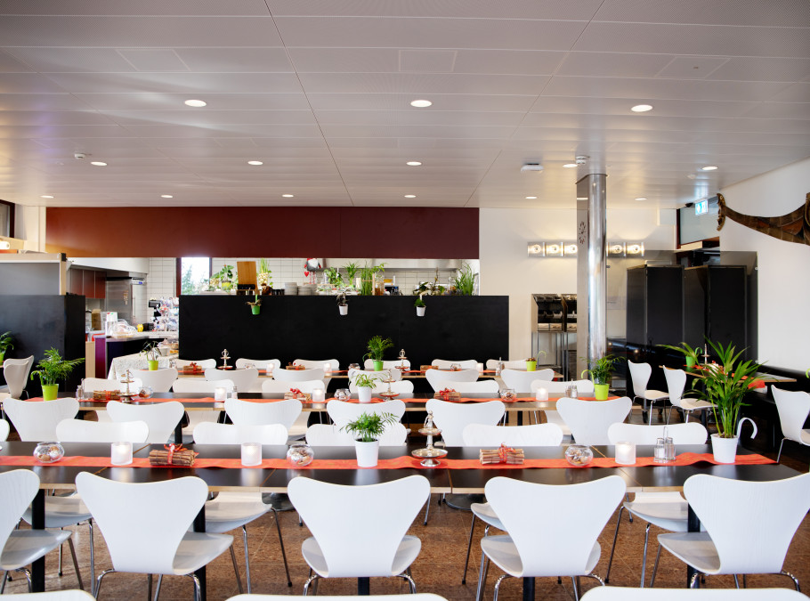 Ansicht Tafel-Eventbestuhlung in der Cafeteria UZH Botanischer Garten
