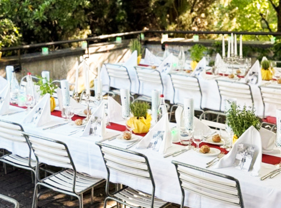 Ansicht eines Tischsetups für einen Event auf der Terrasse in der Cafeteria UZH Botanischer Garten