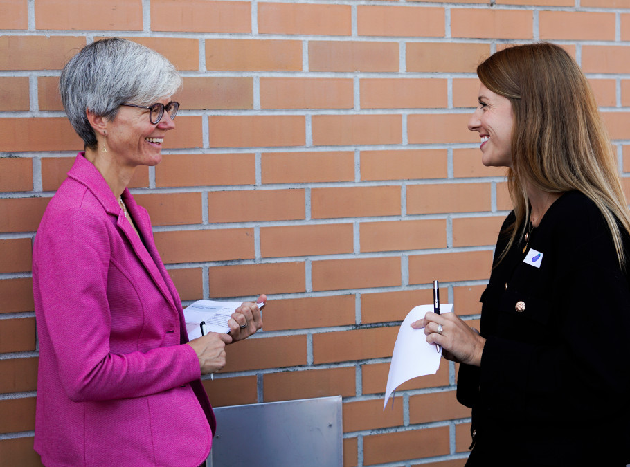 Zwei Frauen im Austausch