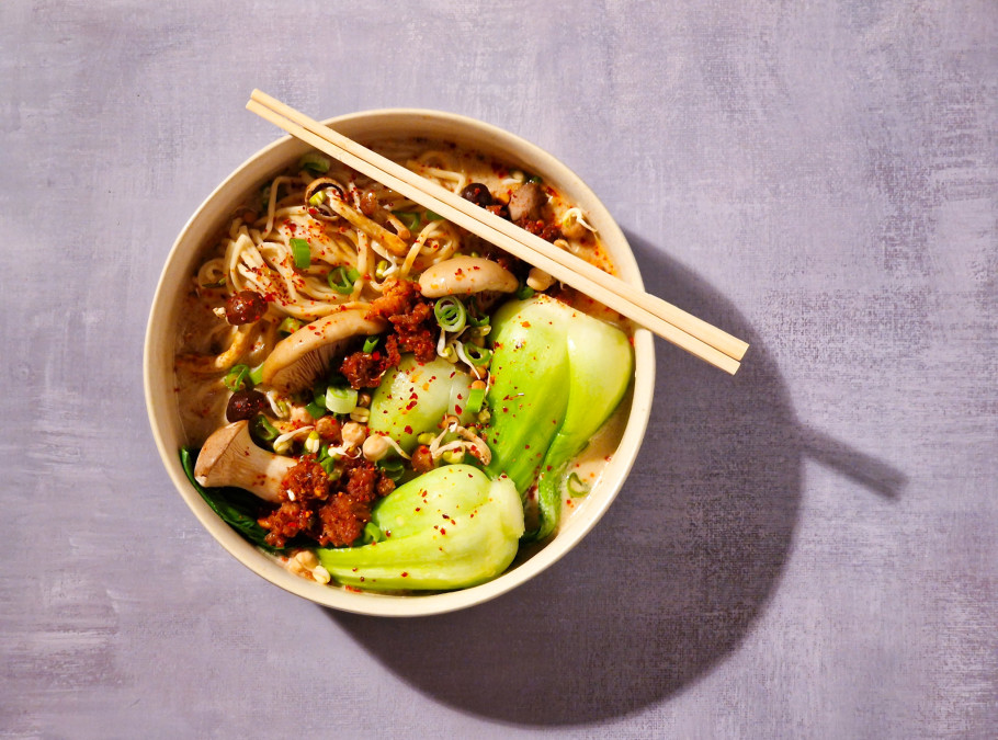 Schüssel mit Ramen, Pak Choi und Nudeln
