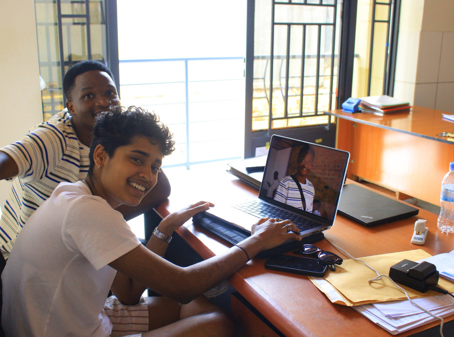 Junge Frau und junger Mann arbeiten an einem Laptop