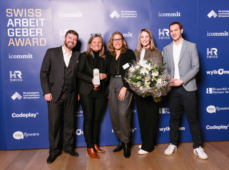 Sechs Personen bei einer Awardverleihung