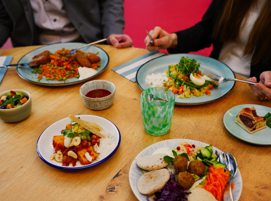 Gedeckter Tisch mit verschiedenen Gerichten