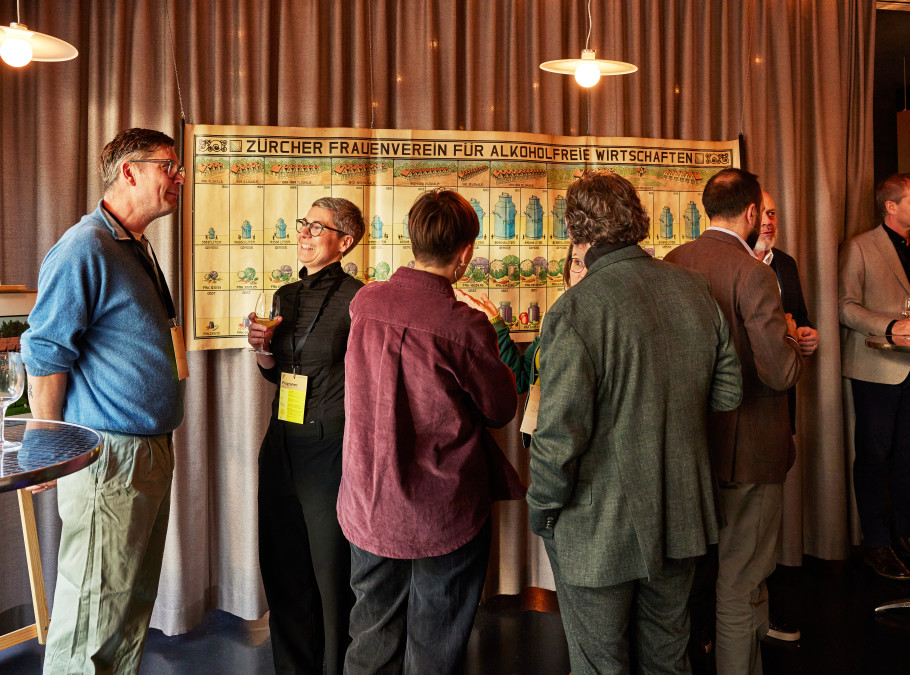 Museum mit Personen beim Betrachten