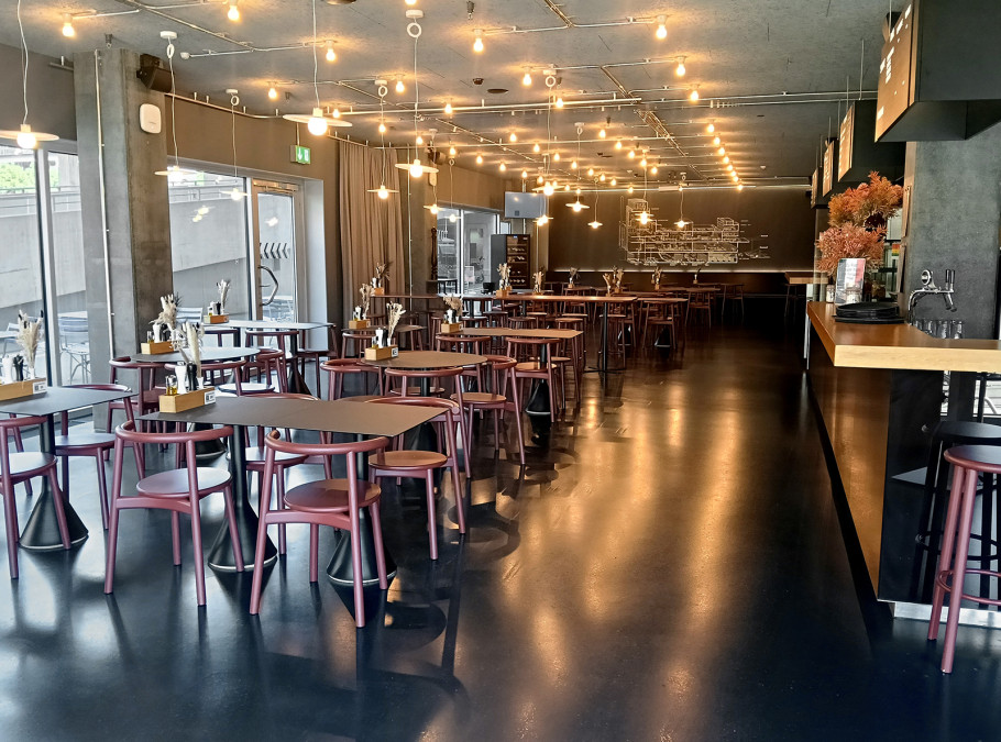 Bestuhlter Innenraum der Eventlocation Bistro Tonino Zürich mit flexibel angeordneten Tischen für Business-Events und Gruppenanlässe.