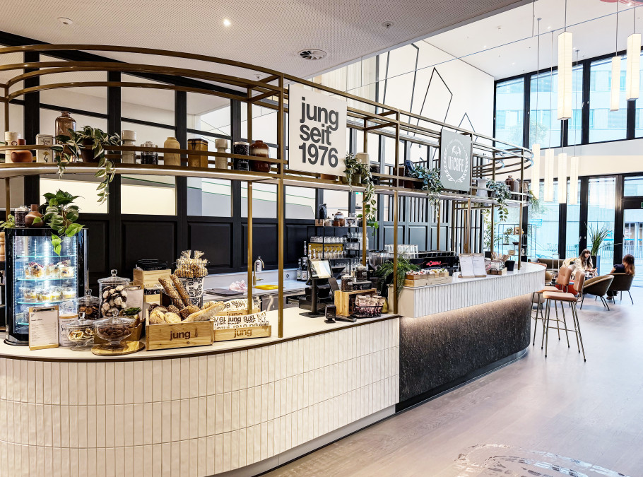 Café-Bar der EY Platform Zürich mit moderner Bartheke.