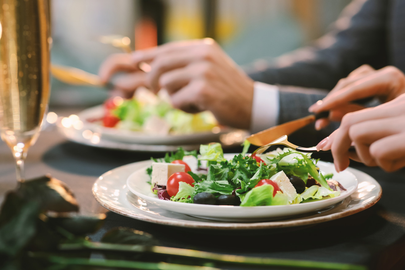 zwei Personen essen Salat in einem Restaurant