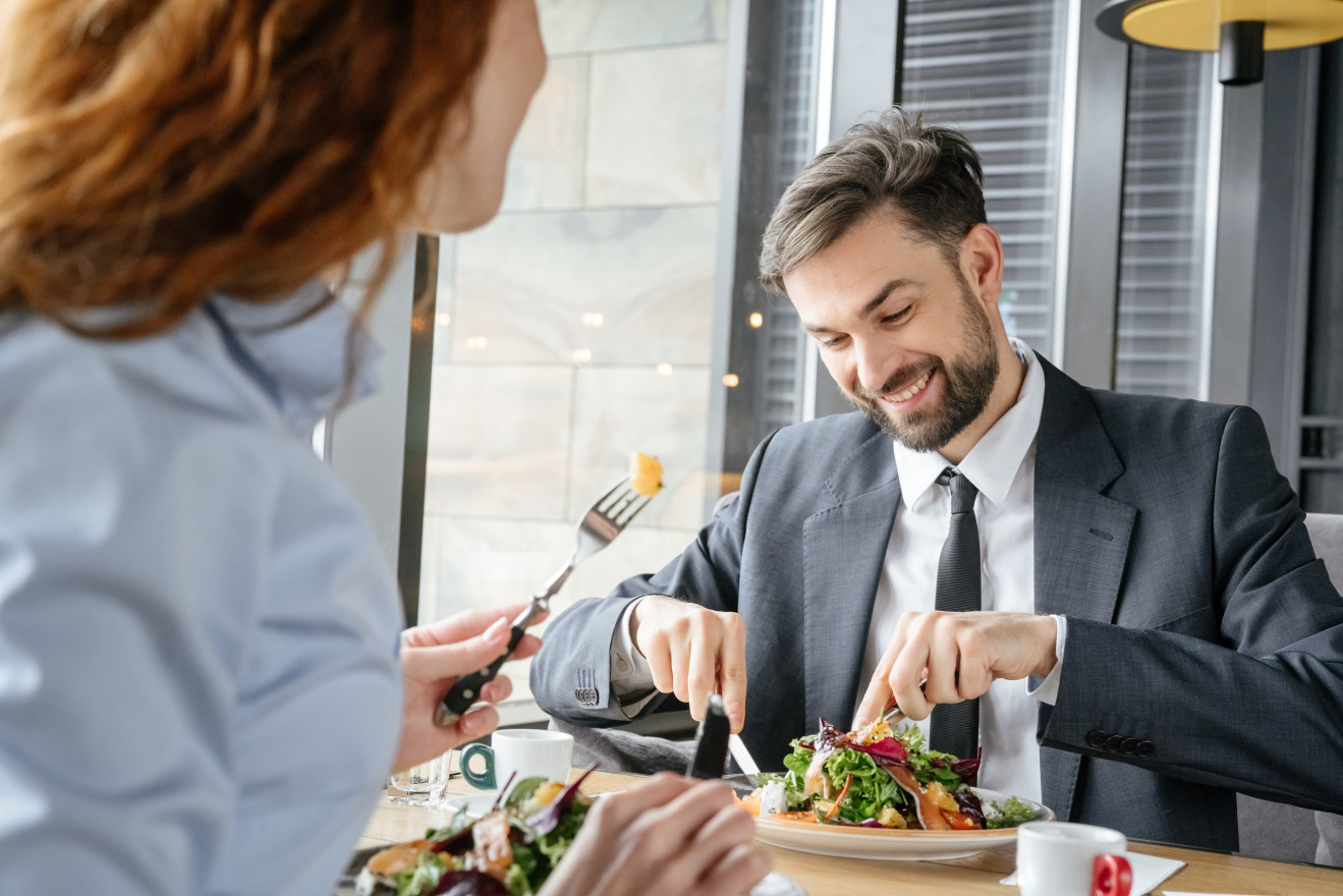 Gäste an einem Businesslunch in einem Restaurant