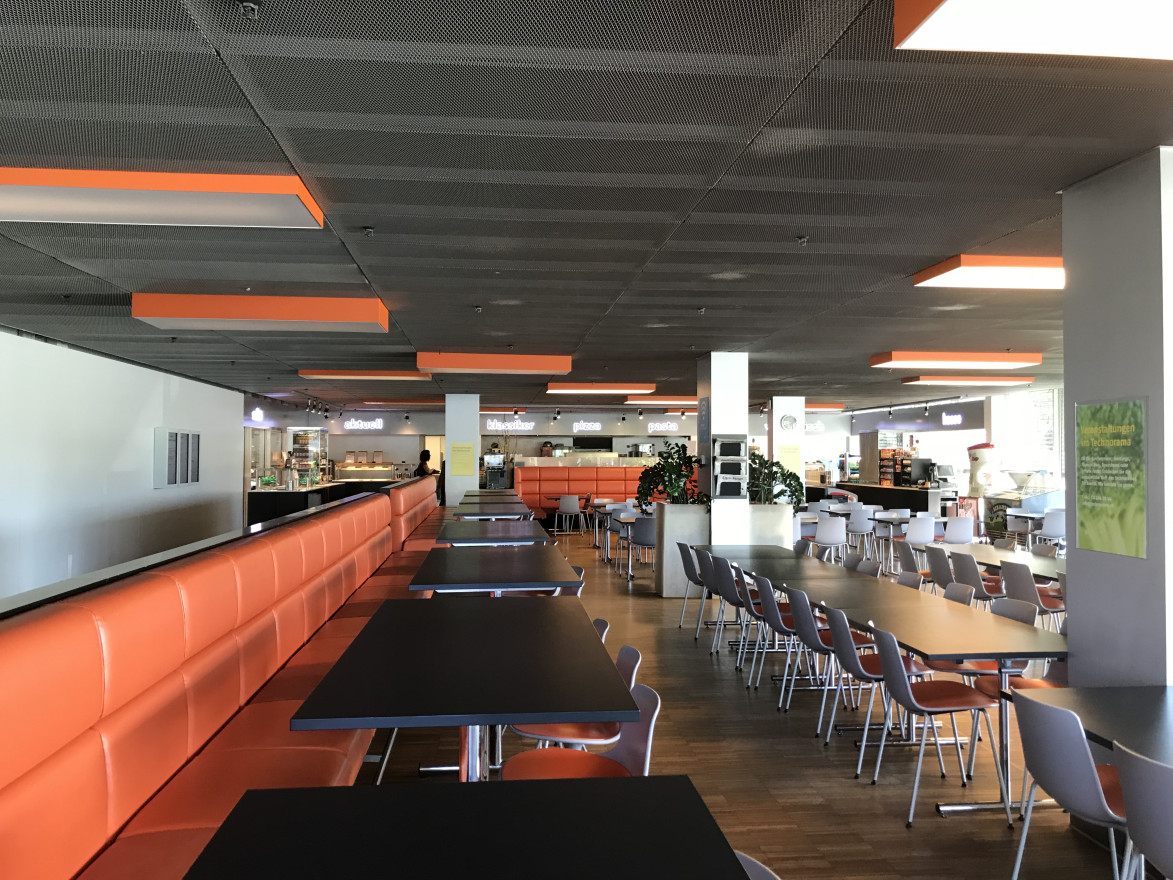 Restaurant Innenraum mit langen gepolsterten Bänken und Tischen