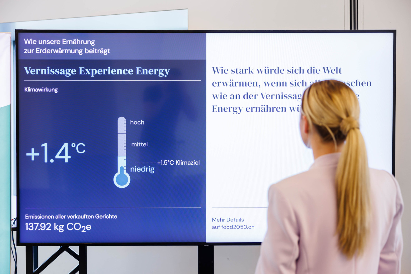 Screen mit Anzeige zu Erderwärmungspotenzial in der Gastronomie im Verkehrshaus