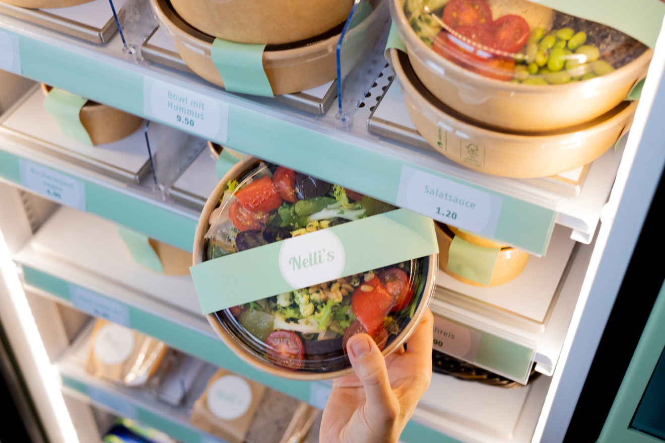 Salat im Take Out Geschirr wird aus einem Smart Fridge genommen