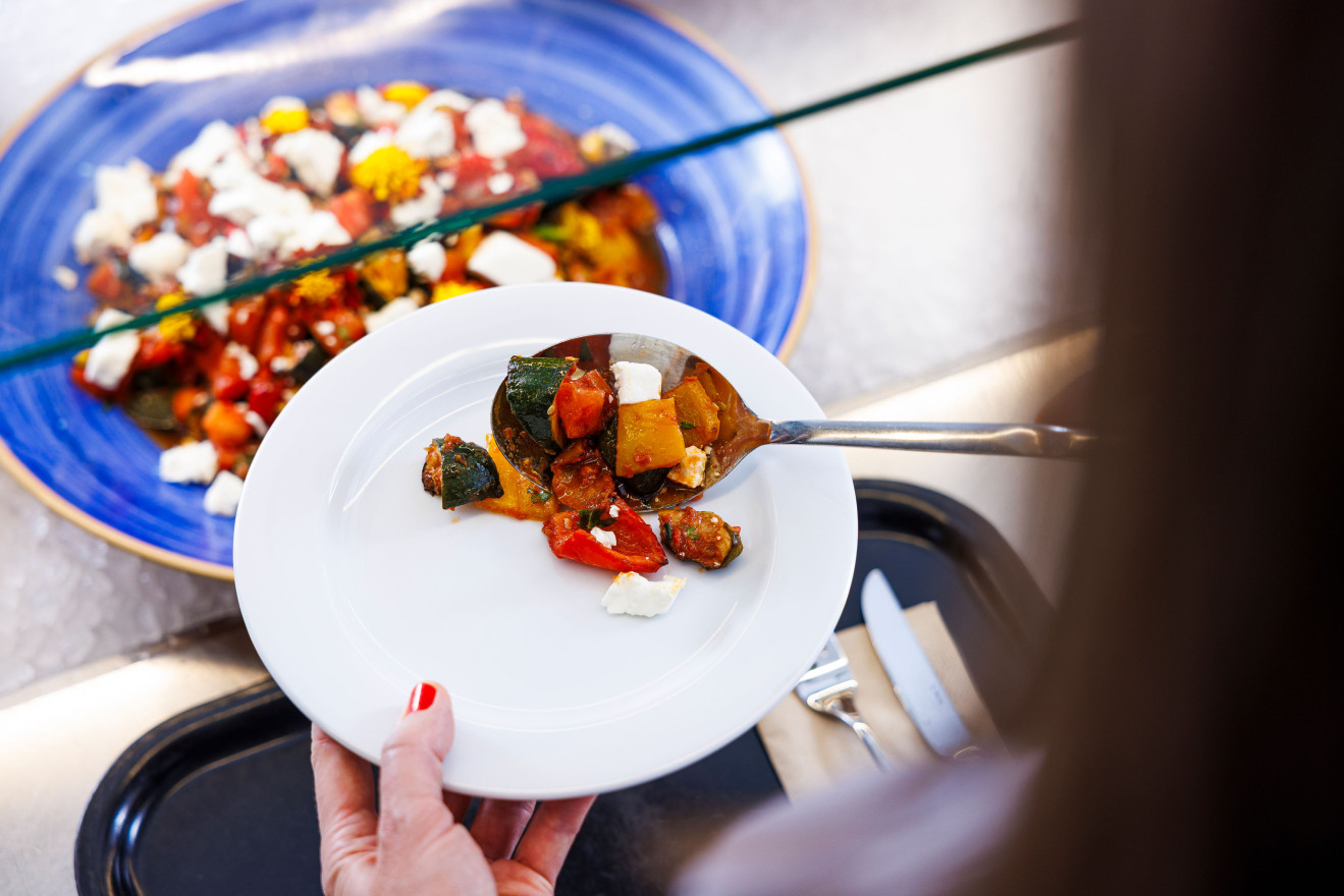 Teller der am Buffet gefüllt wird