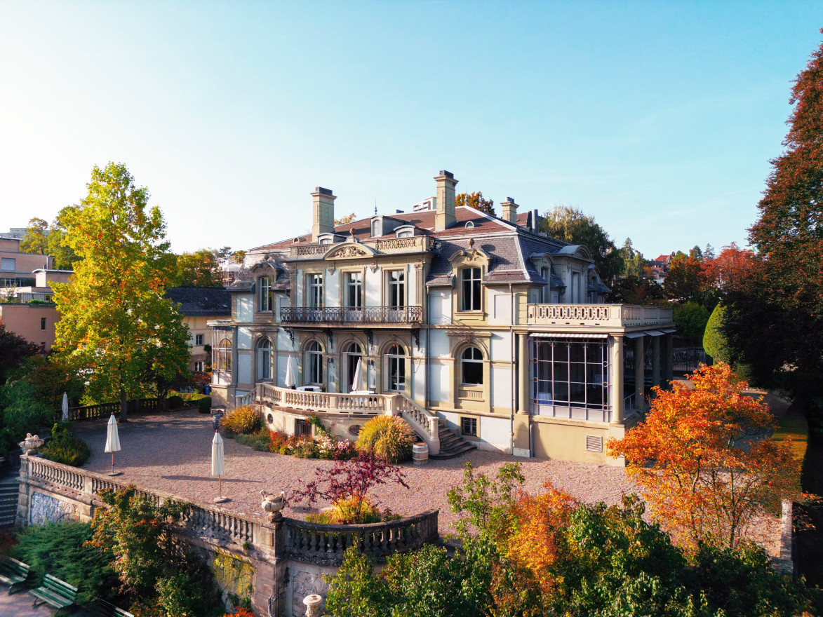 Aussenansicht der Neubarockvilla Haus der Universität mit angrenzendem Park