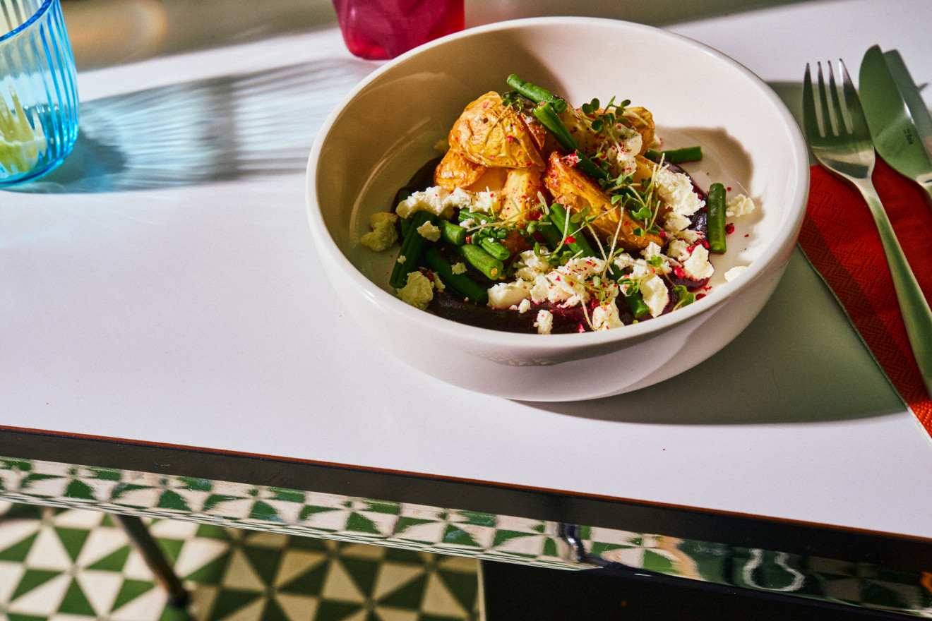 Teller mit vegetarischem Gericht.