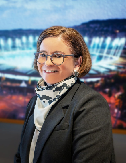 Frau blickt lächelnd in die Kamera