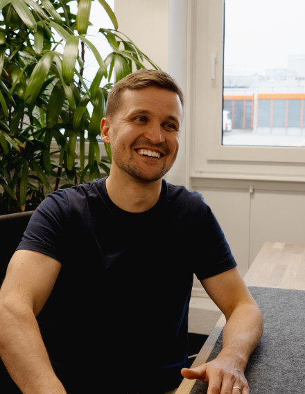 Mann lächelt in die Kamera