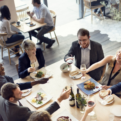 Personen beim Mittagessen
