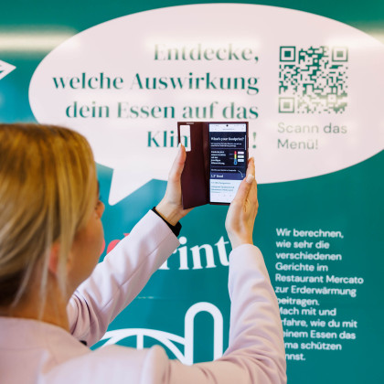 QR-Code von Food2050 wird mit dem Handy eingescannt