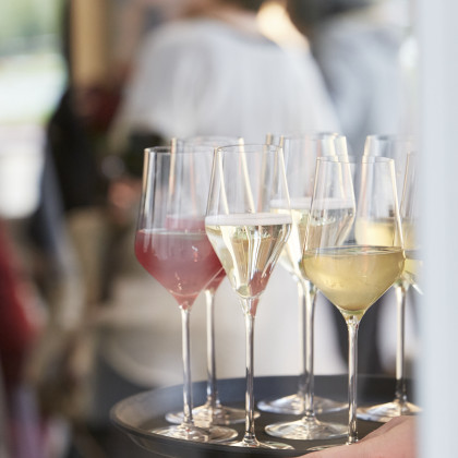 Event Service mit vollen Weingläsern auf Tablett