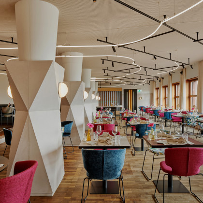 Innenaufnahme des modernen Speisesaals des Restaurants Zürichberg