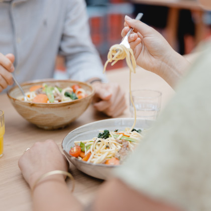 zwei Personen essen asiatische Bowls in der Mensa der Uni Bern