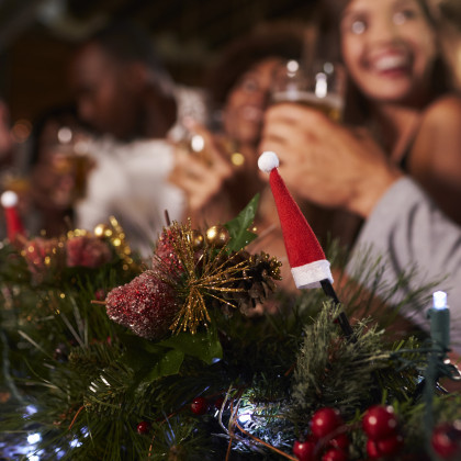 Aufnahme einer Weihnachtsdekoration an einem Geschäftsessen