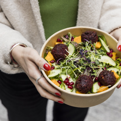 Frische Falafelbowl mit Salat im Take out Geschirr